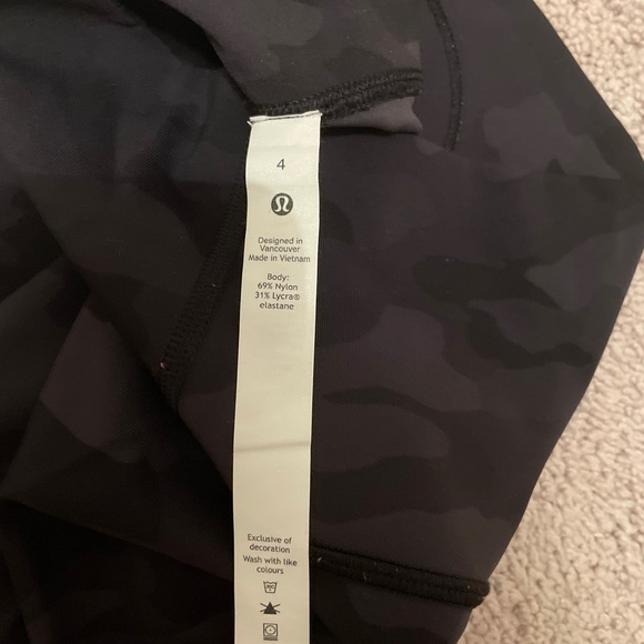 Lululemon camo wunder under leggings 25” size 4 - Picture 4 of 4